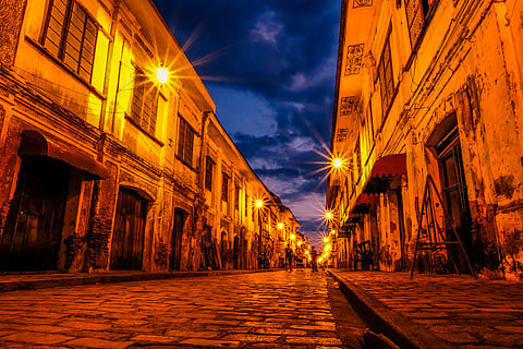 Calle Crisologo at night