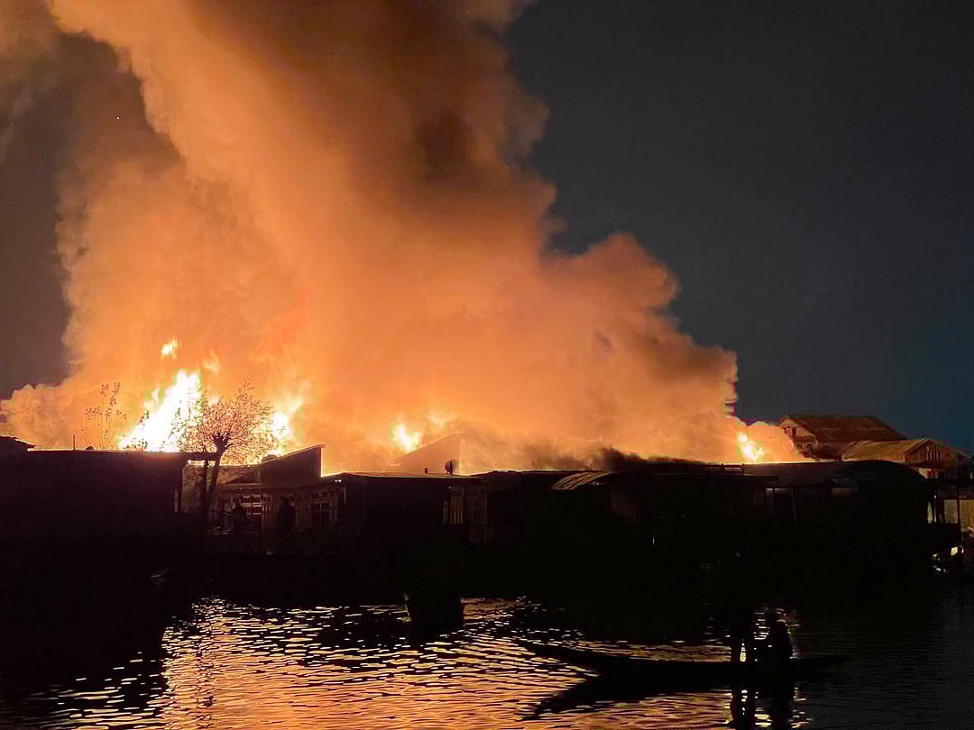 Fire erupting in the houseboats and residences