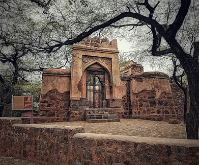 Shutterstock : Bhuli Bhatiyari ka Mahal