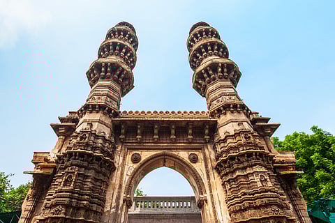 Jhulta Minar
