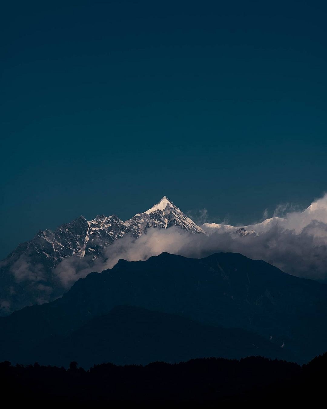 Wake up to stunning views of Kanchendzonga