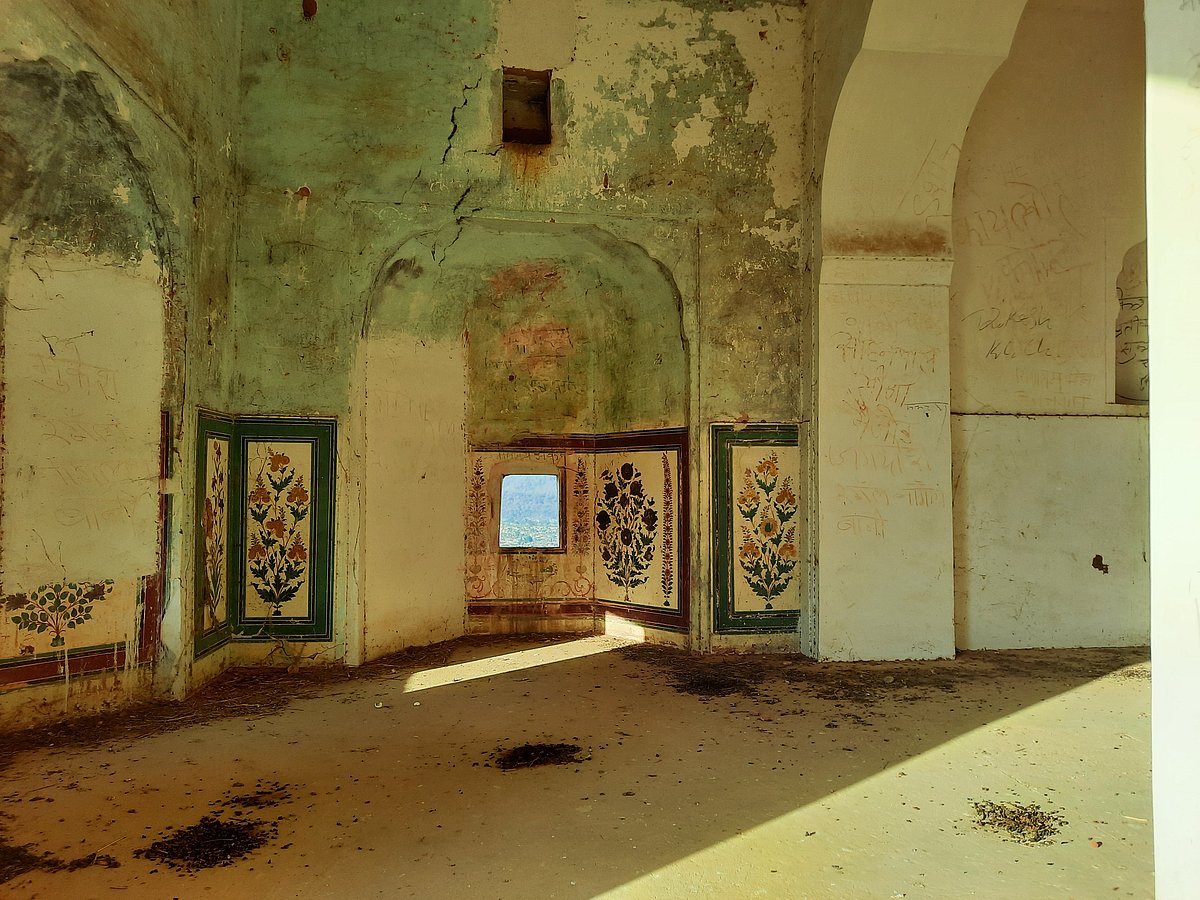 Murals inside Kankwari Fort