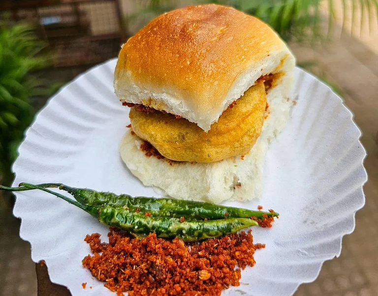 Vada pav is a popular street snack in Mumbai - nashikfoodee/Instagram