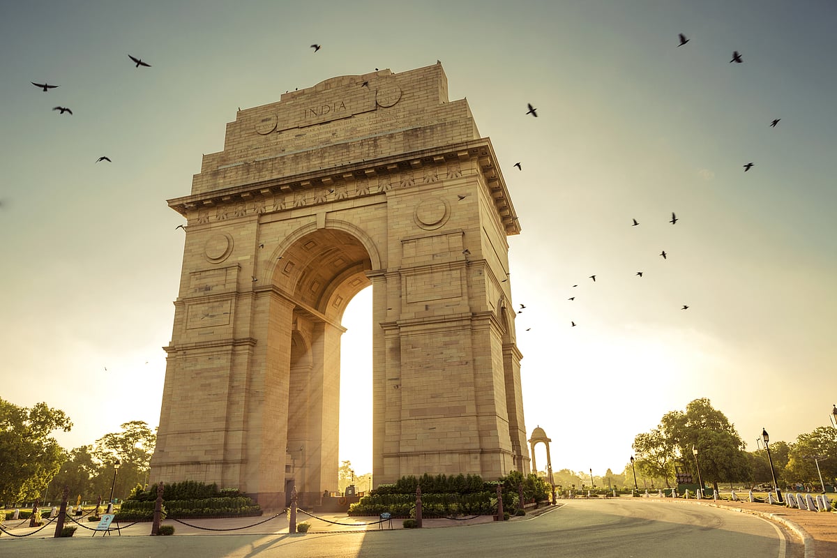 Shutterstock : Birds flying over India Gate, New Delhi