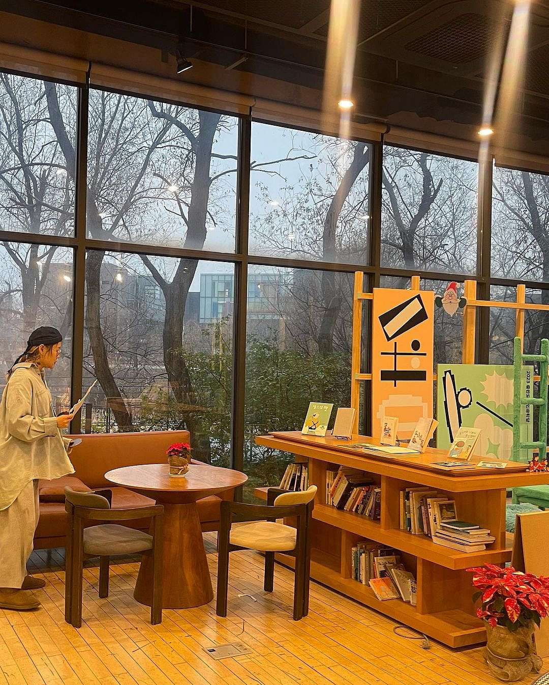 You can book a stay at Jijihyang in the “Forest of Wisdom” complex  in Paju Book City. Jijihyang  means “a home for paper”