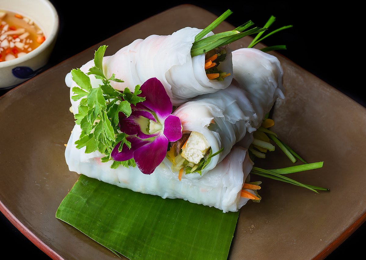 Shutterstock : Pho Cuon, usually accompanied by a small bowl of dipping sauce