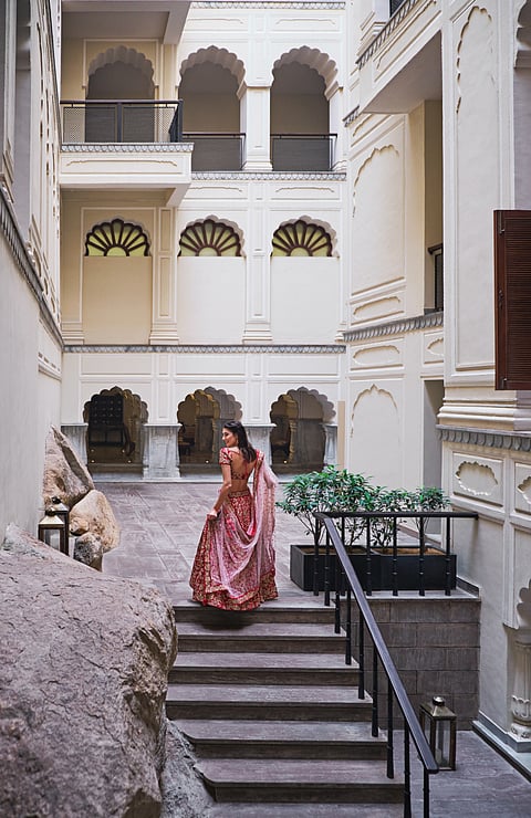 With its towering columns, arches, jaalis, and turrets, the fort offers a historic background for a wedding