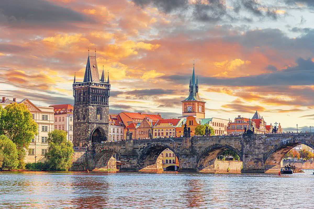 Shutterstock : Charles Bridge, Prague
