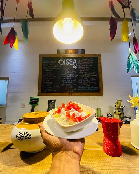 Qissa Cafe is known for its delicious French toast, Banoffee pie, tuna cheese omelette, and lemon-pesto pasta