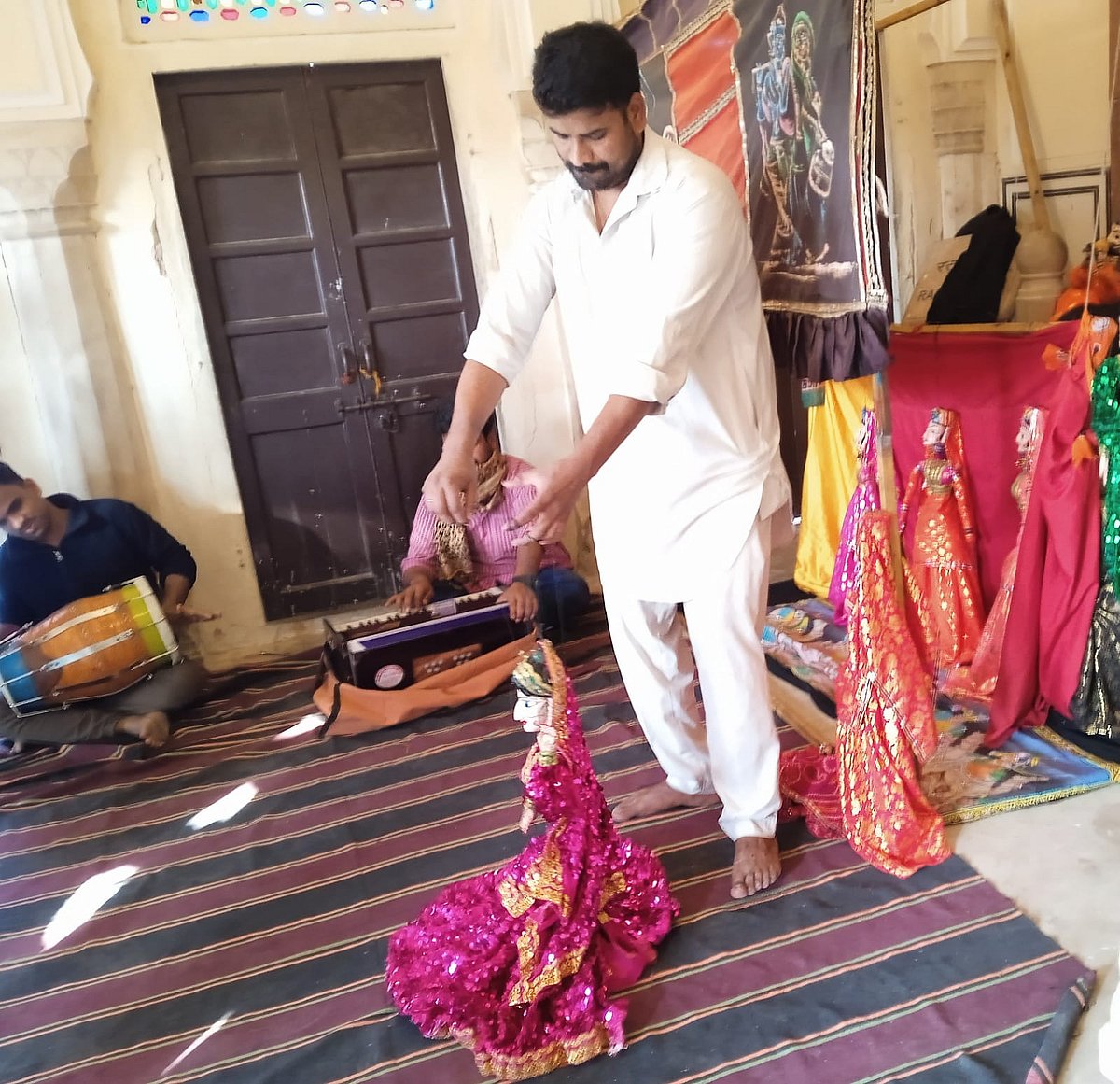 A traditional puppet show in progress at Hawa Mahal