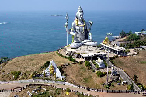 The imposing Lord Shiva statue against the Indian Ocean at Murudeshwara Temple