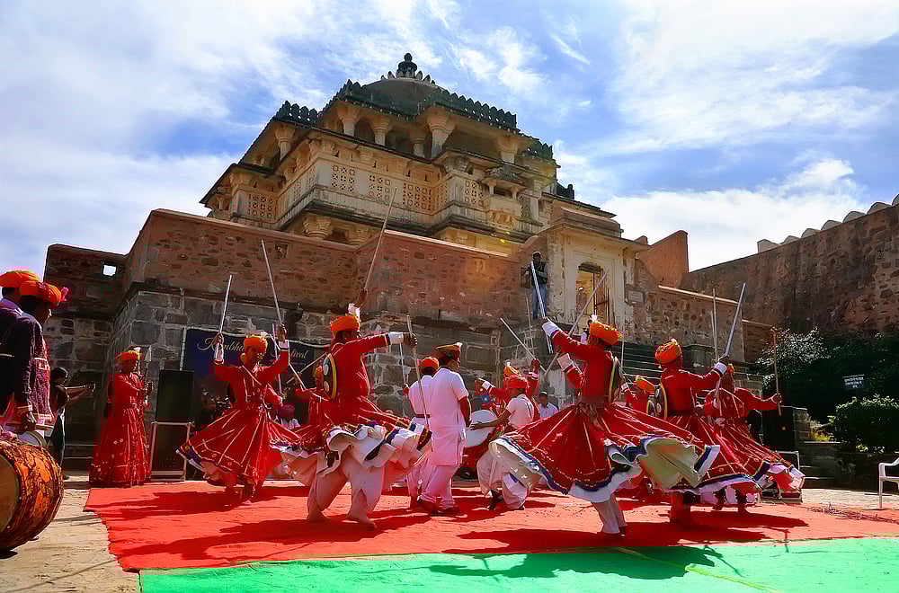 Moroz Nataliya/Shutterstock : Folk dance performance at the Kumbhalgarh Festival 