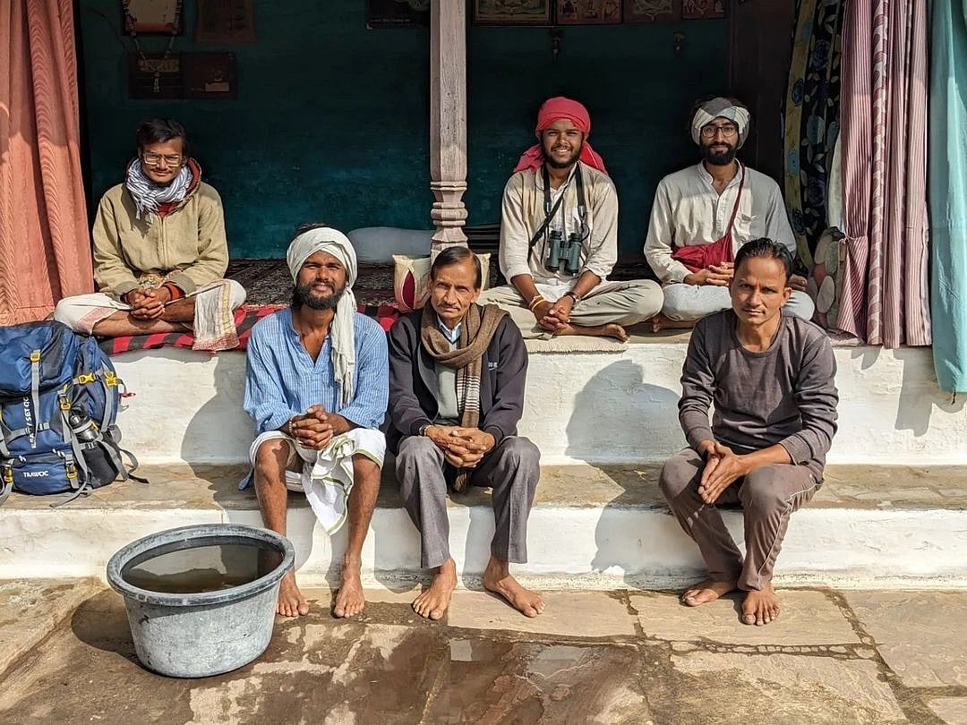 A glimpse of Raghu Raahis (in blue shirt) ongoing Narmada expedition