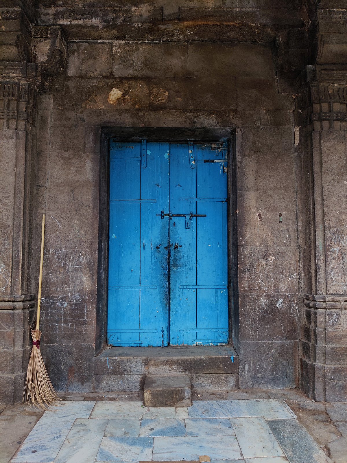 Rani no Haziro, the hallowed burial site of royal ladies, is now the citys hotspot for trendy teens Fashion Street.