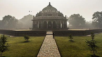 Unsplash : Isa Khans tomb on a wintery morning, Delhi