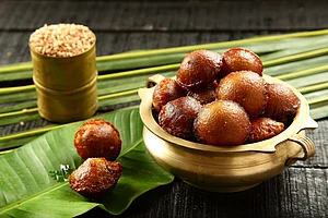 SAM THOMAS A on Shutterstock : Unniyappam is a sweet, fluffy rice flour fritter