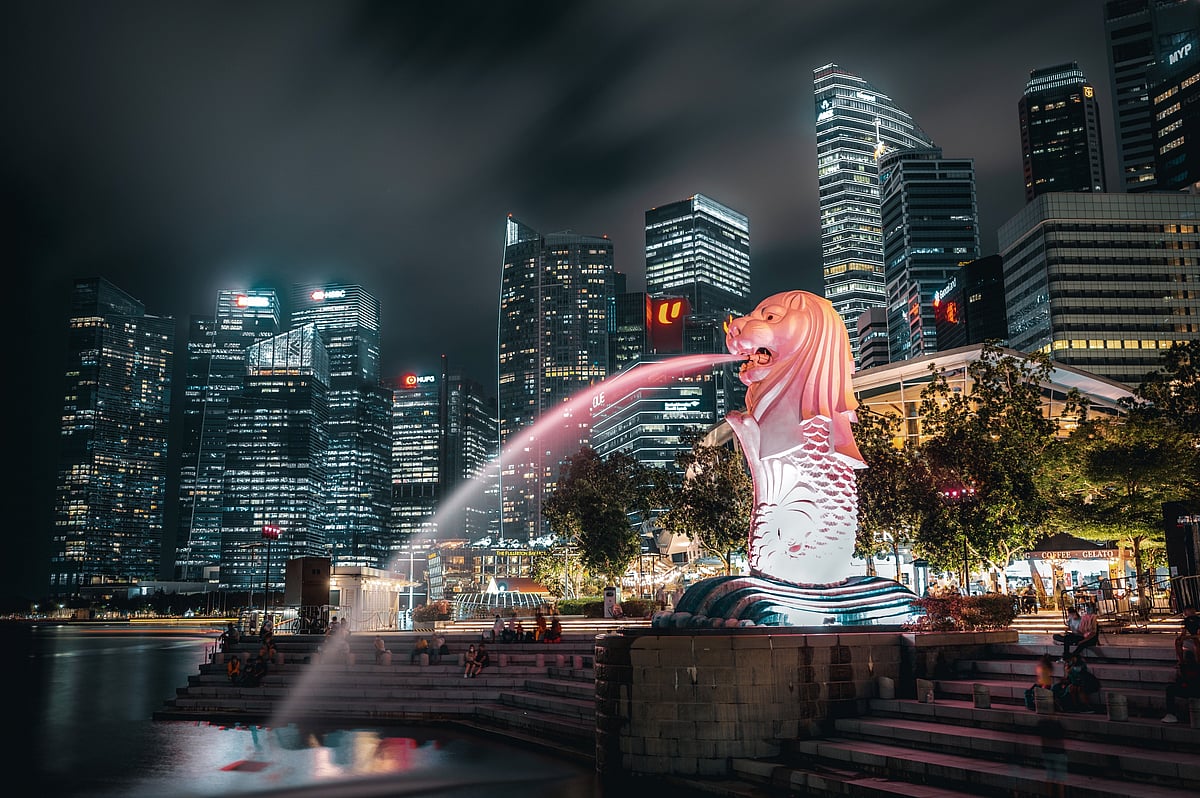 Shutterstock : The skyline of Singapore at night