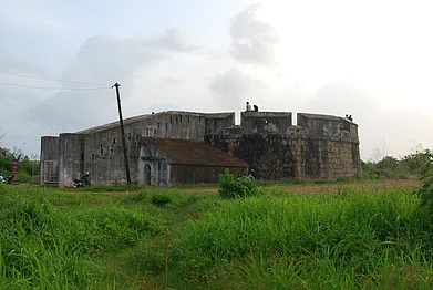 Wikimedia Commons : Sultan Battery is all that remains of the majestic Tipu Sultan. It is one of the most popular tourist destinations in Mangalore