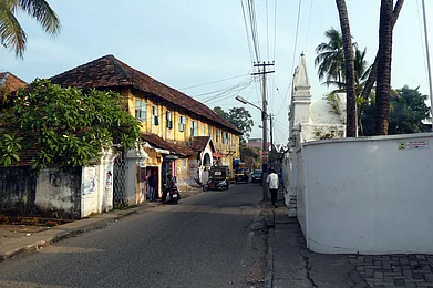 Kondephy/ Wikimedia Commons : Kochis old streets and bazaar near Fort Kochi reflect its rich history