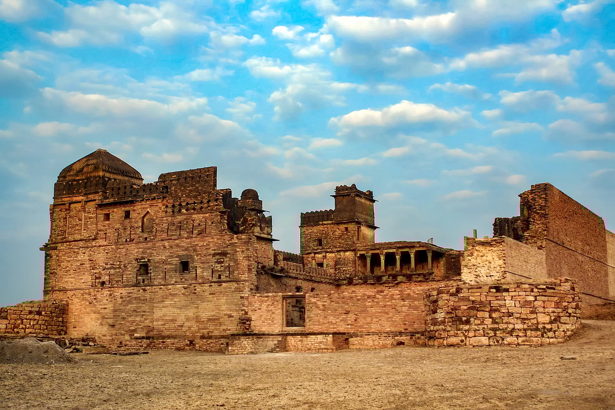Chanderi Fort, a Mughal fort, dominates the skyline of Chanderi
