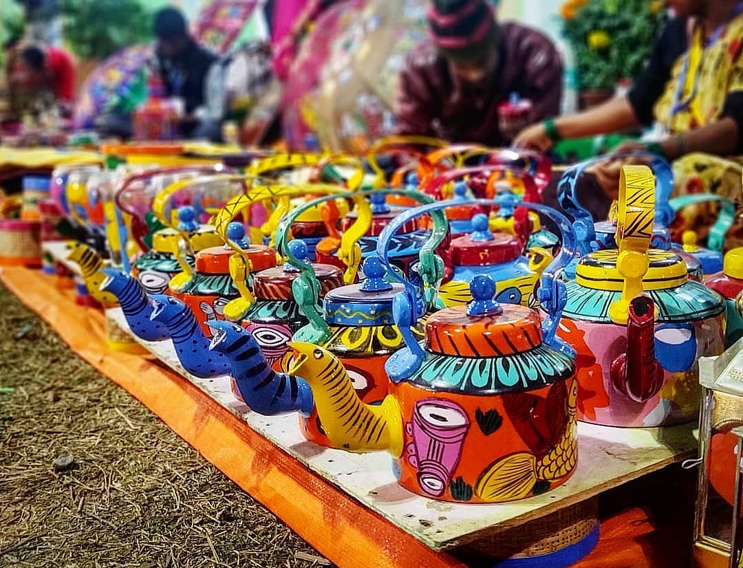 @gpreet_9911/Shutterstock : Handpainted folk art motifs on kettles 