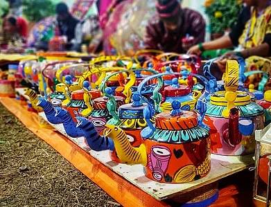 @gpreet_9911/Shutterstock : Handpainted folk art motifs on kettles