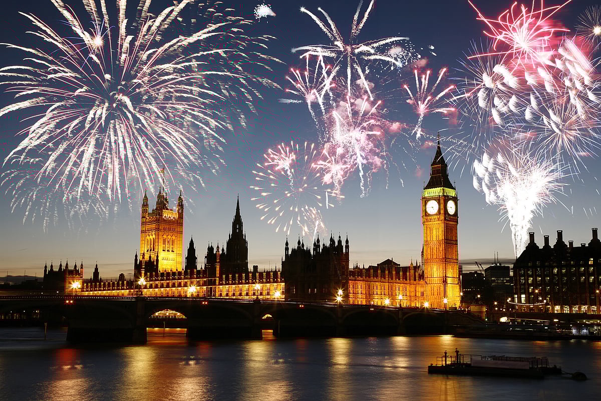 Shutterstock : Fireworks over Palace of Westminster