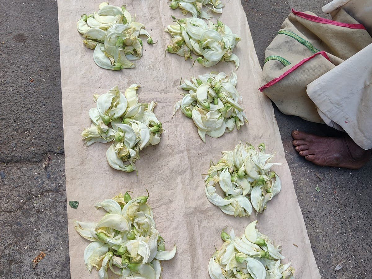 Nashiks grocery market sells vegetables and flowers in portions instead of kilograms.