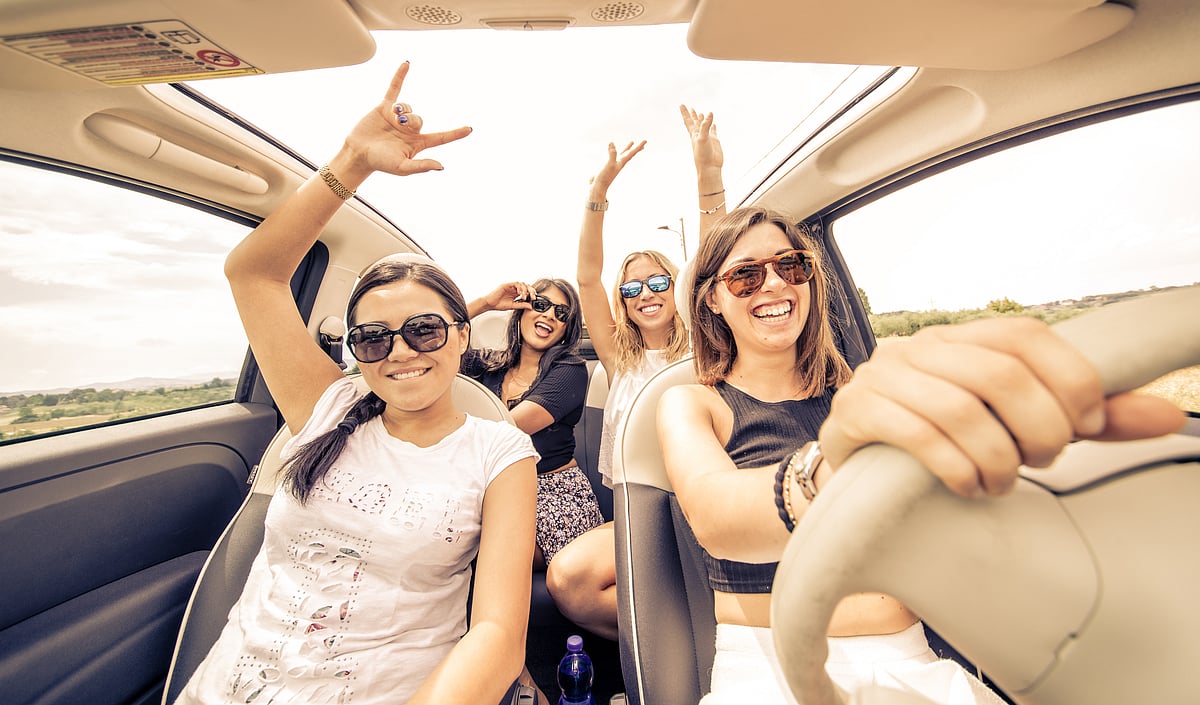 Shutterstock : Group of girls on a road trip
