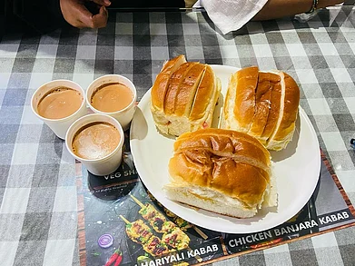 @chaitanyajadhav_05/Instagram
: Bun maska and chai at Cafe Good Luck in Piune