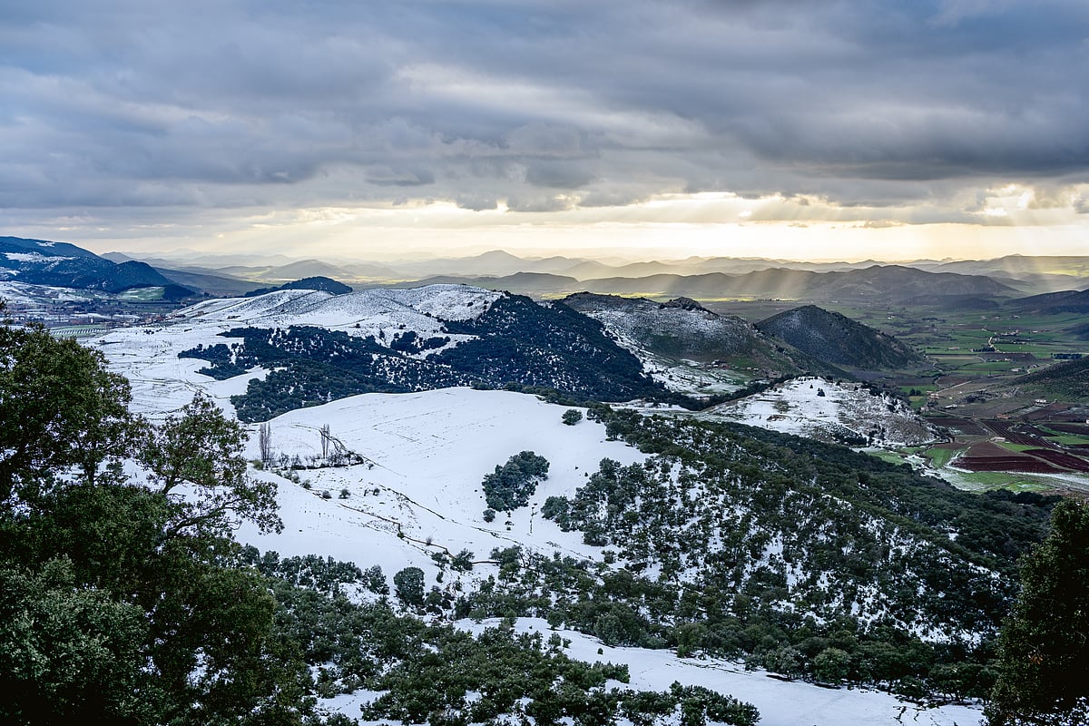 Shutterstock : Landscape view from Ifrane, Morocco, over snowy mountains