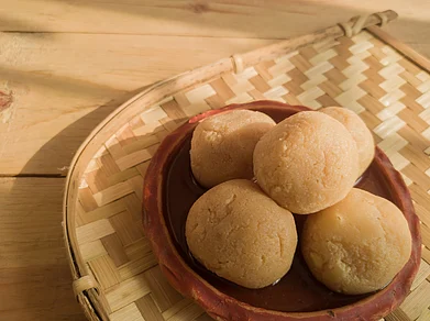 Shutterstock : Nolen gur rosogolla is a winter delicacy made with cottage cheese and fresh date palm jaggery