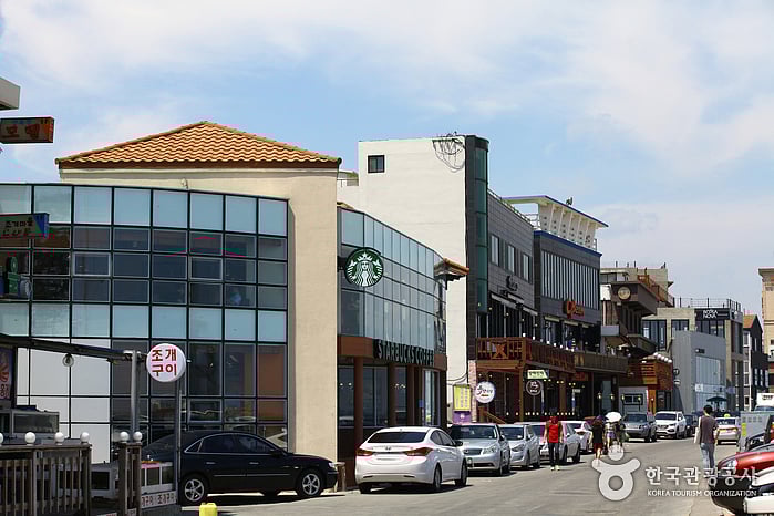 The coffee street is famous in Gangneung