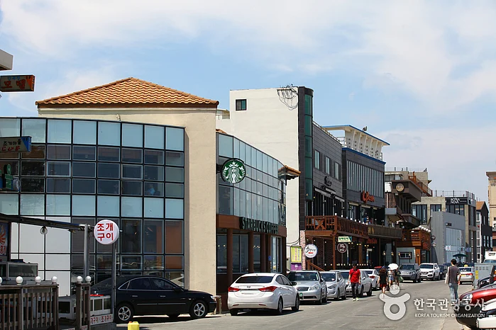 The coffee street is famous in Gangneung