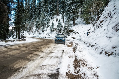 An abandoned car in Narkand