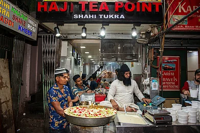 Shutterstock : A Shahi Tukda eatery near Jama Masjid