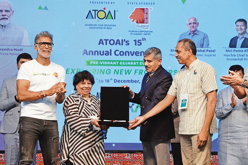Veteran adventure tour operator, Rani Puri, being conferred the ATOAI Lifetime Achievement Award by Lt. Gen. Rakesh Kapoor, Milind Soman, and Nirat Bhatt, Honorary Treasurer, ATOAI