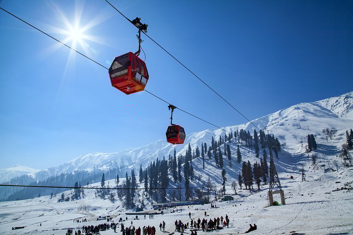 ImagesofIndia/Shutterstock : Gandola cable car in Gulmarg