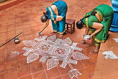 Shutterstock : Families decorate their houses with intricate kolam for pongal