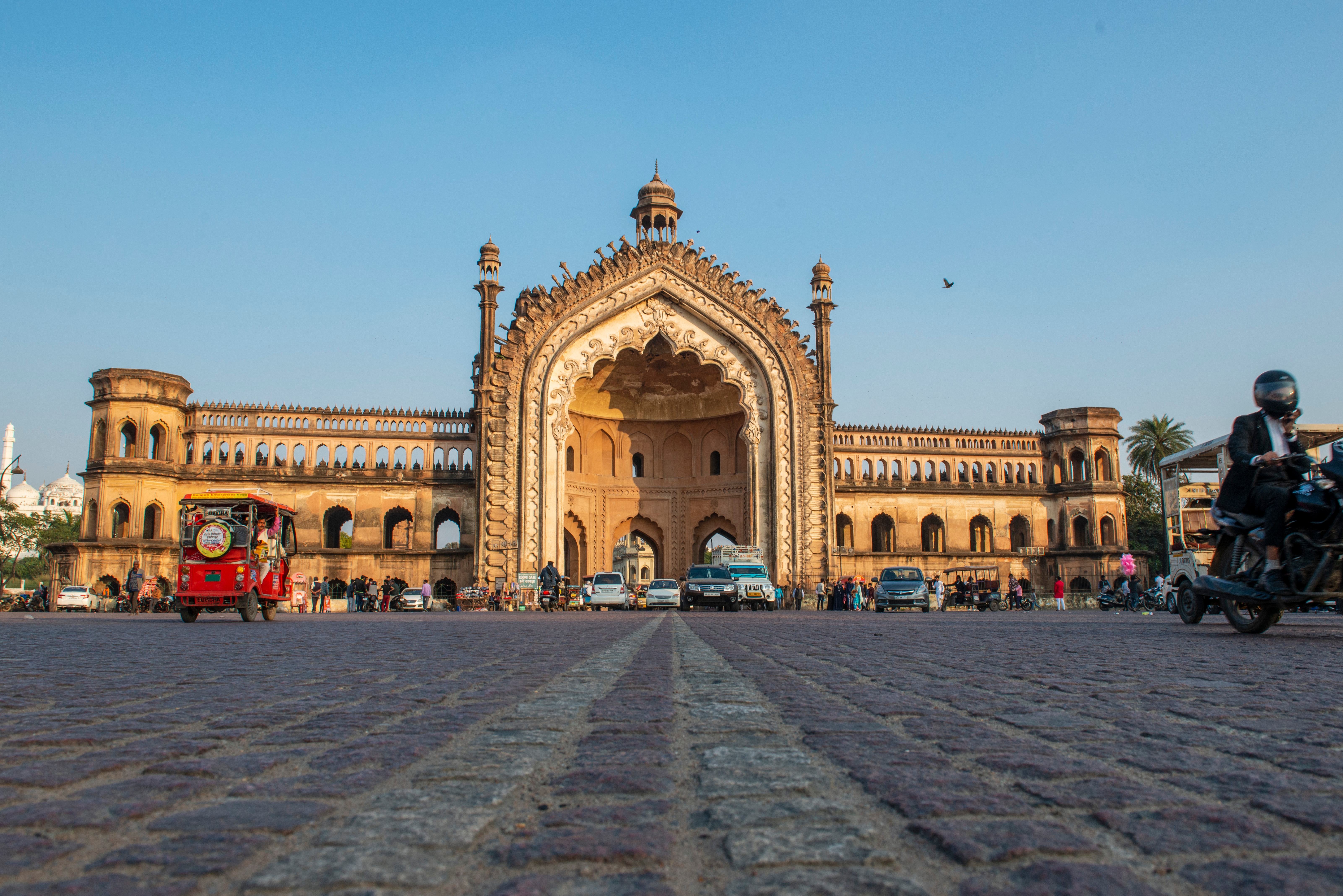 Rumi Darwaza, Lucknow