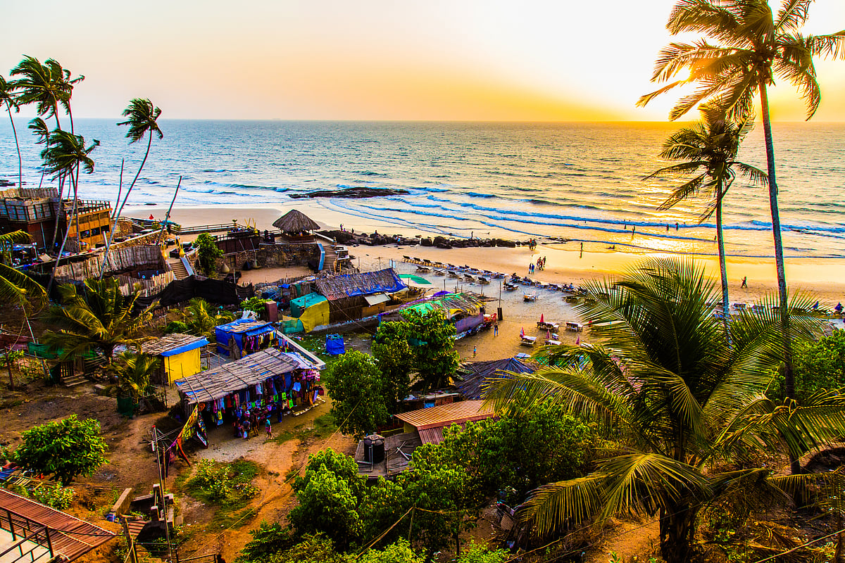 Shutterstock : Sunset on palm beach on the Pacific Ocean, Goa