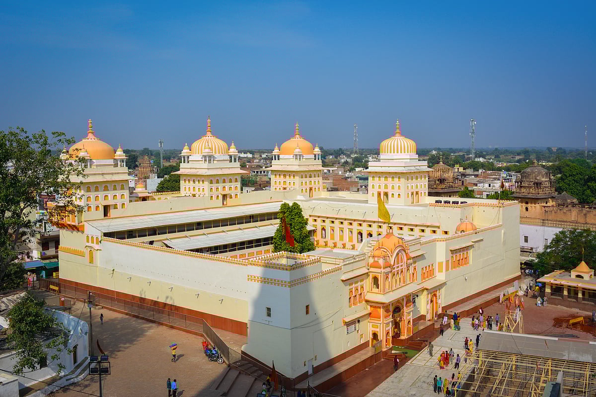 Shutterstock : Ram Raja Temple in Orchha, Madhya Pradesh
