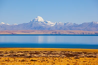 Meiqianbao/Shutterstock : Lake Manasarovar with the Kangrinboqe Peak in the background