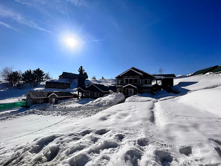 Snow-filled farm villages and rivers on the way from Srinagar to Sonmarg and Gulmarg (representational photo) - Deposit Photos