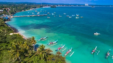 Marius Dobilas/Shutterstock : Aerial view of Weligama beach, Sri Lanka