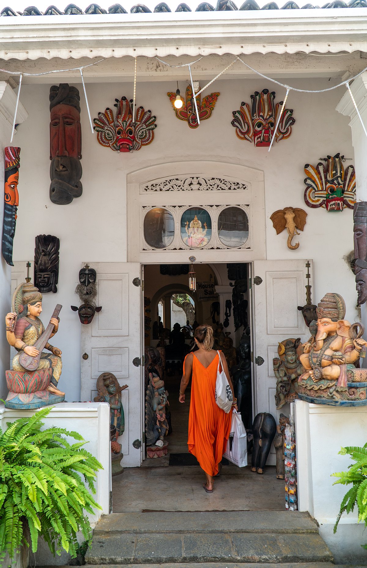 Wear light, breathable clothing while sightseeing and shopping in Sri Lanka