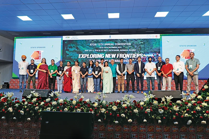 Taking a bow, the organising team with Mr Hareet Shukla, Secretary, Ministry of Tourism, Gujarat, Dr Sourabh Pardhi, Managing Director & Commissioner of Gujarat Tourism, and Capt. Swadesh Kumar, founding President, ATOAI
