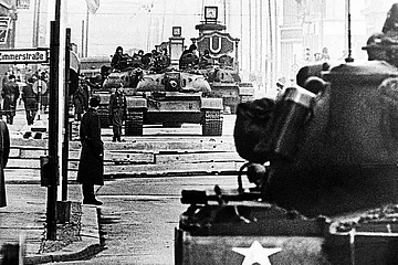 Photos: Getty Images : Russian and American tanks face off
in Berlin’s East-West border