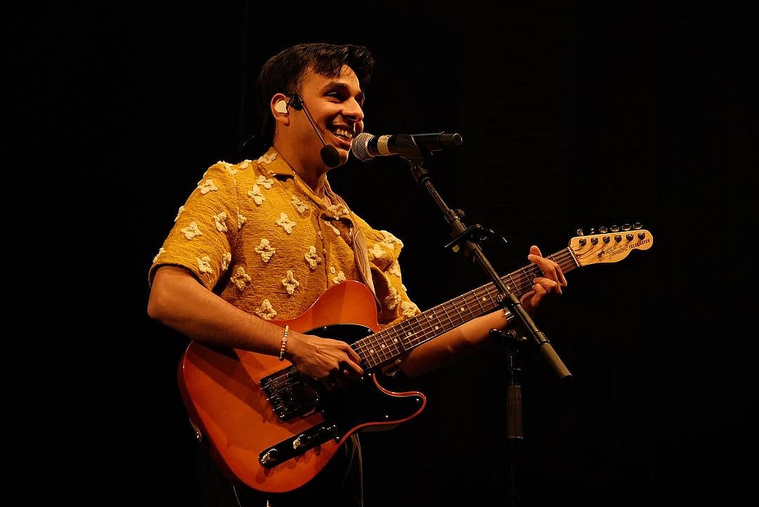 Anuv Jain at a concert