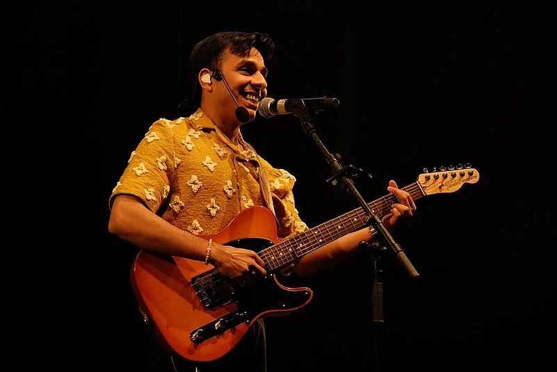 Anuv Jain at a concert
